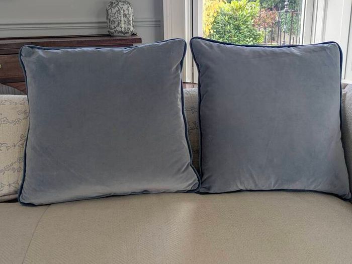 Four bespoke blue cushions, 30 euro per piece