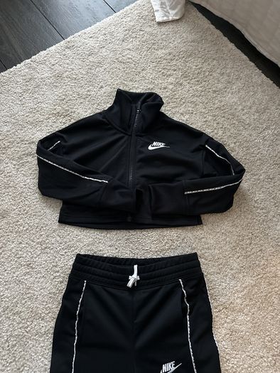 Nike black tracksuit (xs/122-128cm)