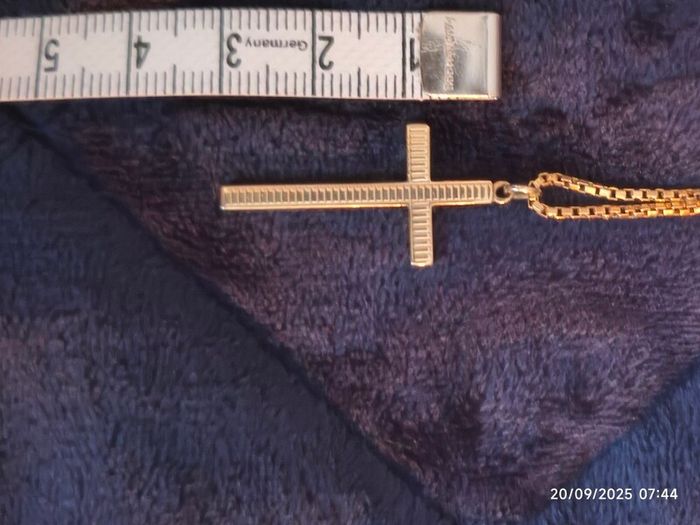 9ct gold cross and chain
