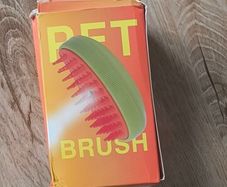 Massage brush-comb with water sprayer for pets