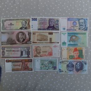 Lot of 12 Uncirculated World  Banknotes.No 15.