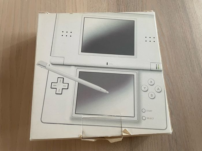 Modded Nintendo ds lite crystal white USG 001 boxed with manual with Flash Card 8gb with Games and retro games pokemon