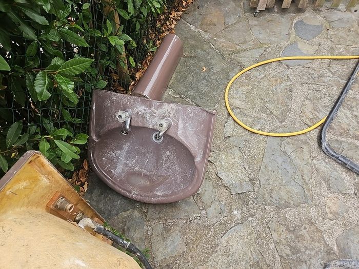free bathroom suite and 760mmx760mm shower tray