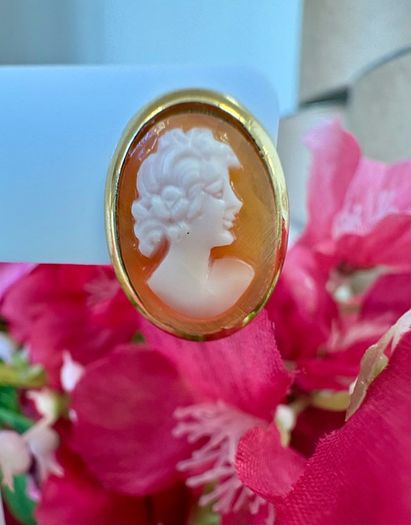 Vintage 9ct Gold Cameo Earrings
