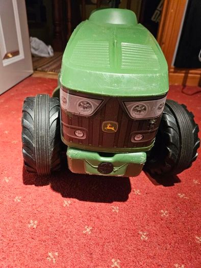 Ride-on tractor
