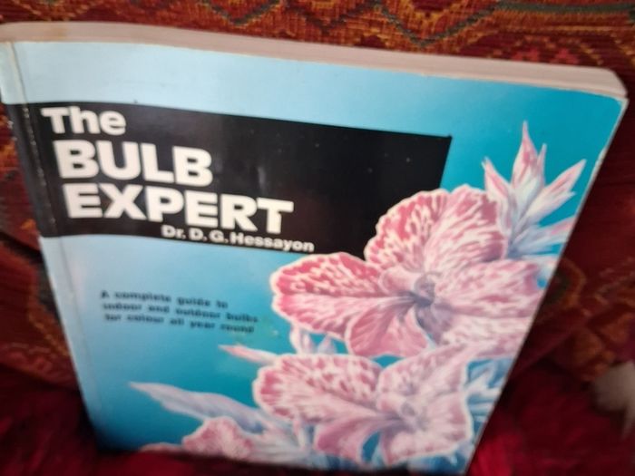 The Bulb Expert / Dr. D. G. Hessayon / 1st ed. 1995