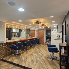 Hairdresser Chair Rental in Hair salon