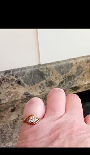 9ct gold ring with cz stones