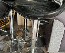 black stools