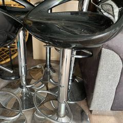 black stools