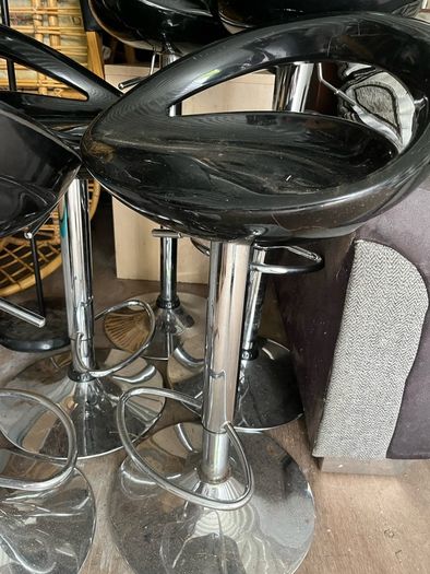 black stools