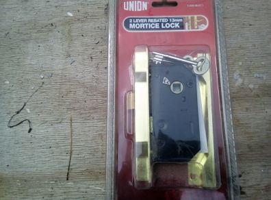 Rebate lock for double doors