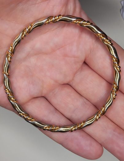 Vintage jewelry is sold individually for 5 to 10 euros