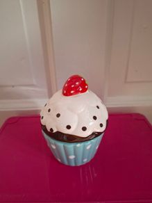 Ceramic cupcake storage box