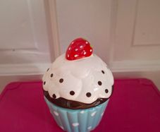 Ceramic cupcake storage box