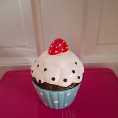 Ceramic cupcake storage box