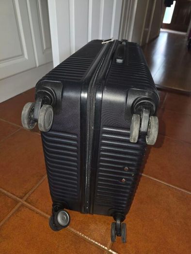 Medium suitcase