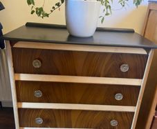chest of drawers