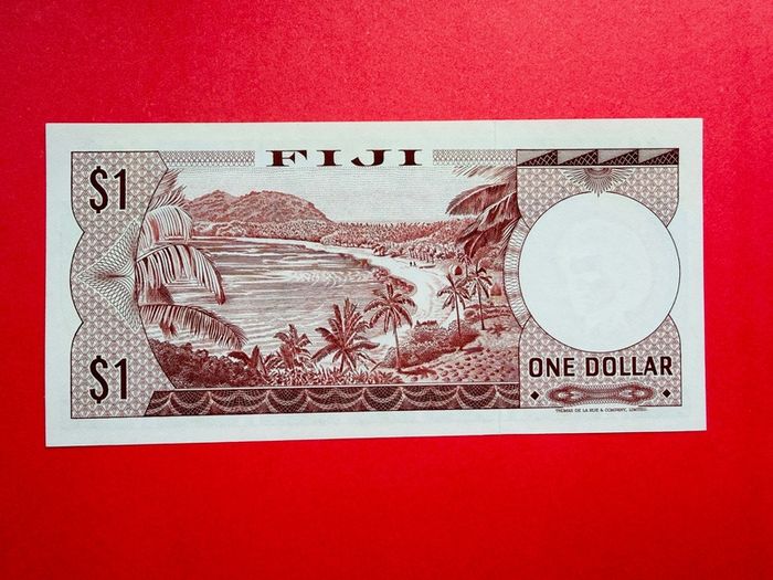 Fiji  1  Dollars   1969  Pick  71b  scarce   ( Uncirculated )