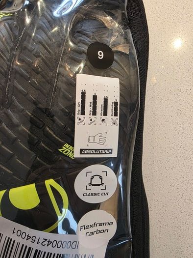 Goalkeeping gloves