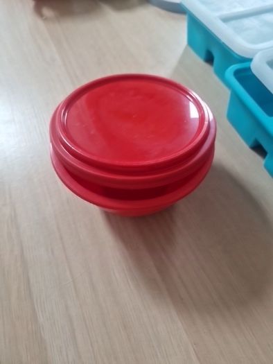 Small tupperware bowl with lid