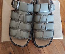 New Ladies sandals size 5