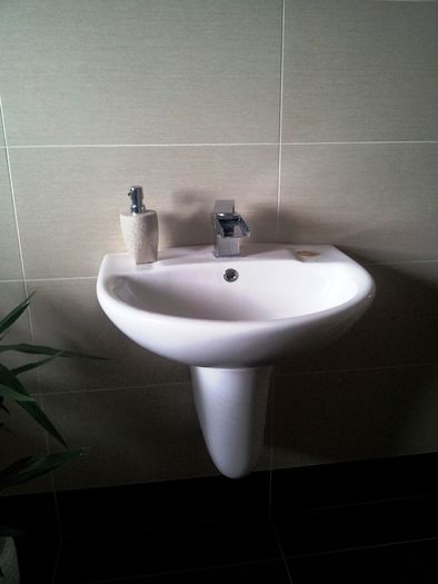 Dale Bathroom Sink with Semi Pedestal - NEW.