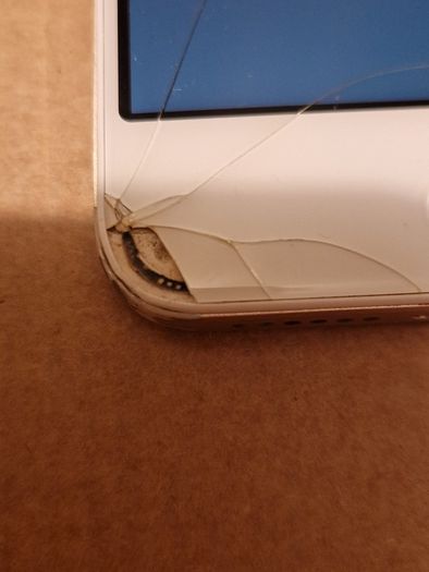 ZTE BLADE V8, 3GB Ram, 32 GB HDD, excellent Battery, 2 cracks on screen, doesn't affect operation