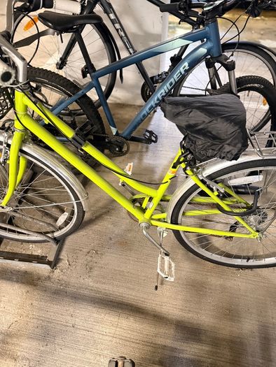 2023 Hybrid Bike - Excellent Condition - Full Kit (Heavy Duty Lock, Helmet, Pump)