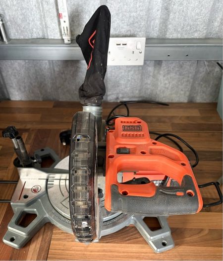 mitre saw / chop saw black and decker