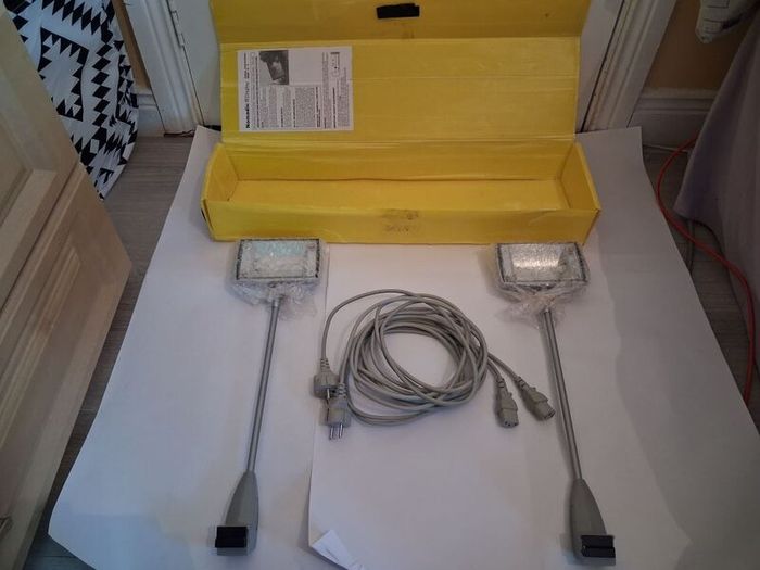 Postage - Pair of SLT SL-2001 150w Display Lights with Power Cables