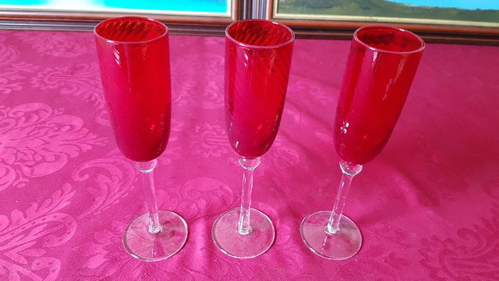 3 Piece Ruby Red Stemmed Swirl Champagne Flutes / Glasses
