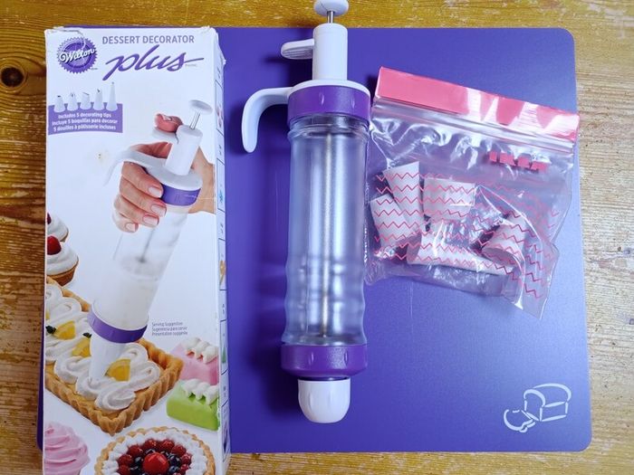Wilton Dessert Decorator Plus