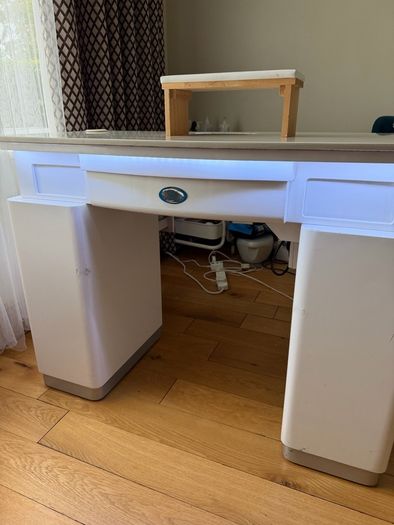 Manicure table
