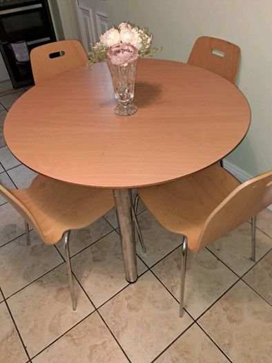 Lovely Kitchen table and 4 matching chairs