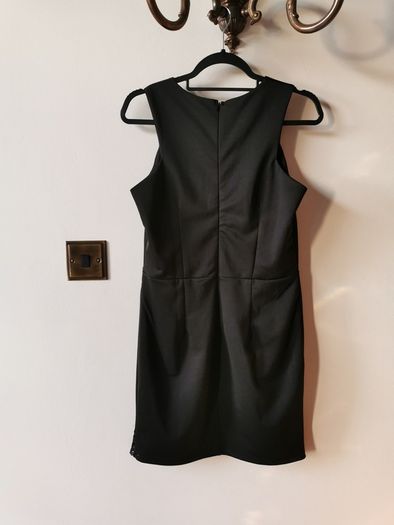 Black sleeveless dress