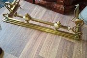 Beautiful Antique Victorian Art Nouveau Brass Fireplace Fender features ornate scrolling end terminals and central urn finials,