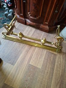 Beautiful Antique Victorian Art Nouveau Brass Fireplace Fender features ornate scrolling end terminals and central urn finials,