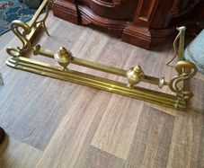Beautiful Antique Victorian Art Nouveau Brass Fireplace Fender features ornate scrolling end terminals and central urn finials,