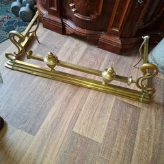 Beautiful Antique Victorian Art Nouveau Brass Fireplace Fender features ornate scrolling end terminals and central urn finials,