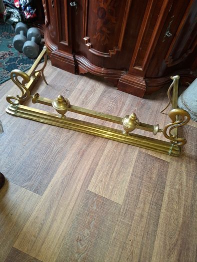 Beautiful Antique Victorian Art Nouveau Brass Fireplace Fender features ornate scrolling end terminals and central urn finials,