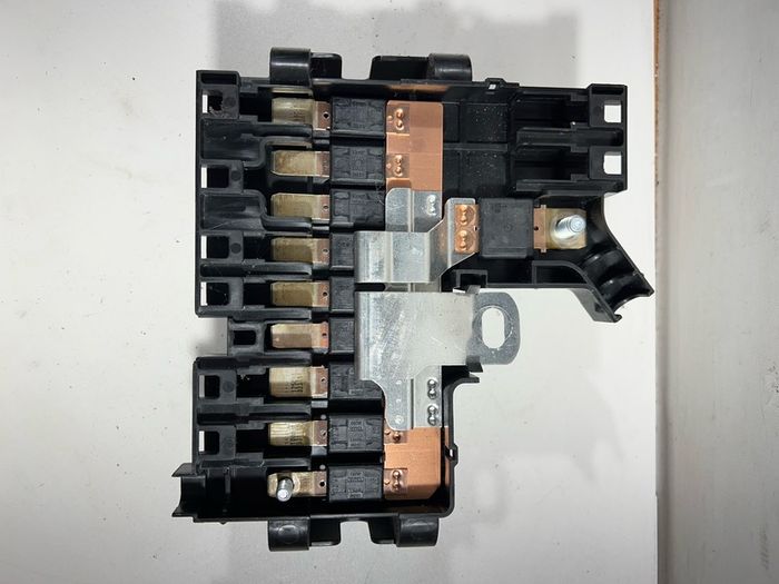 Fuse box power distributor for BMW X5 E70 E90 E91e92 F10 F11 F30 F31 10688710 A3l2b616g