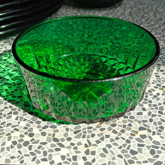 Arcoroc France "Diamant" 1970s  green glass collection, featuring a diamond-cut geometric pattern, one large bowl, 8 smaller ones, 9 green glass plates, 20th century