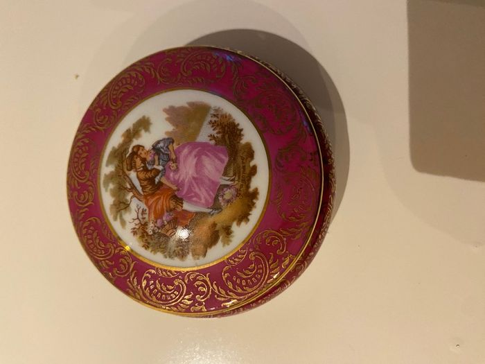 Limoges pretty vintage porcelain trinket box