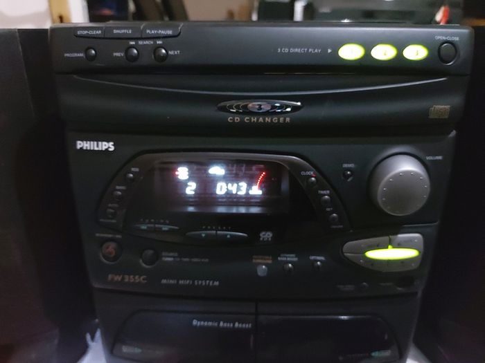 Philips Mini Hi-Fi System, Model FW 355C, 3 CD Changer, Radio and dual Tape Deck and 2 Lovely Philips speakers, in very Good Condition