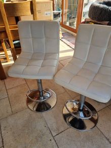 2 bar stools white