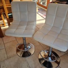 2 bar stools white