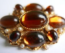 Vintage 1980s SPHINX Brown Cabochon and Pearl Brooch