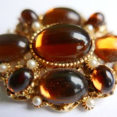 Vintage 1980s SPHINX Brown Cabochon and Pearl Brooch