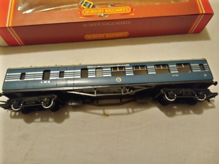 Hornby etc. OO Train/Carriages etc. Job lot. READ AD.